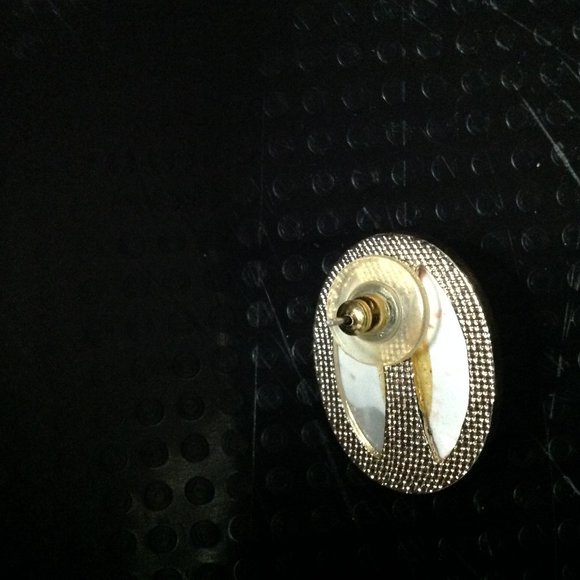 Vintage Tiger Eye & Mother of Pearl Pierced Earrings - Picture 4 of 4